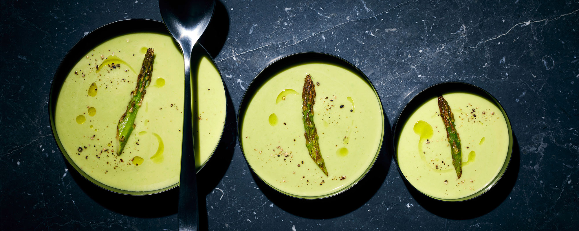 Food Styling des House of Food gezeigt an drei Schalen mit Spargelcremesuppe